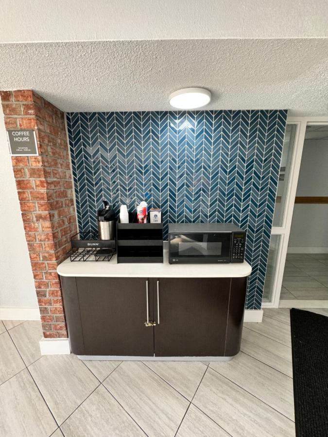 Studio 6 Suites East Syracuse Airport Exterior foto
